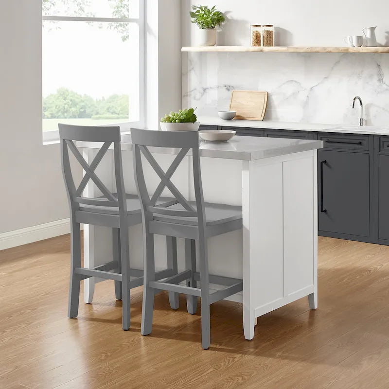 Isla de cocina con encimera de acero inoxidable y taburetes con respaldo en X - 57D x 46W x 41H pulgadas