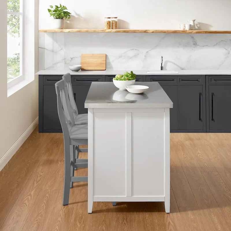 Isla de cocina con encimera de acero inoxidable y taburetes con respaldo en X - 57D x 46W x 41H pulgadas